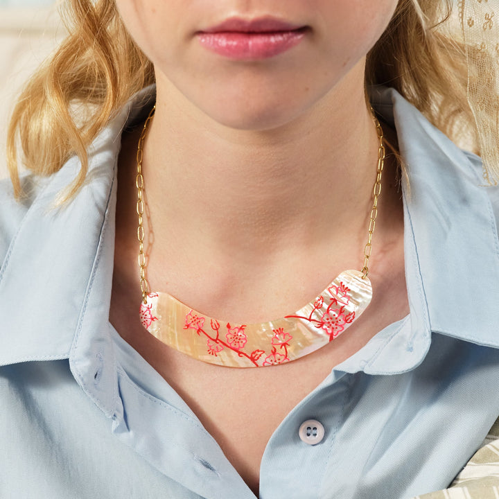Red rosebush stamp on mother of pearl statement necklace | ASEN3091 - Les Nereides