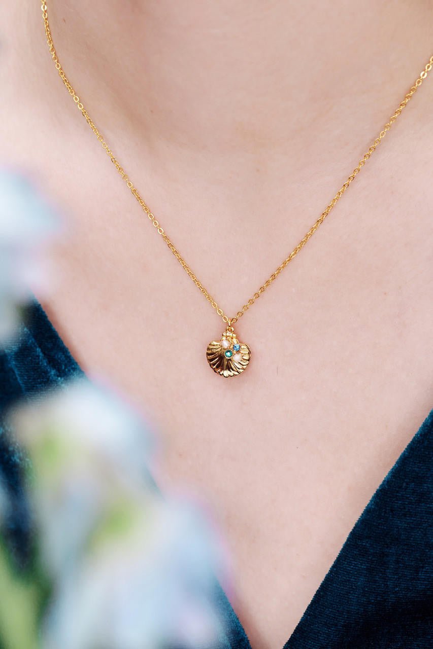 Seashell And Scarlet Crab Pendant Medallion Necklace | AOGL3041 - Les Nereides