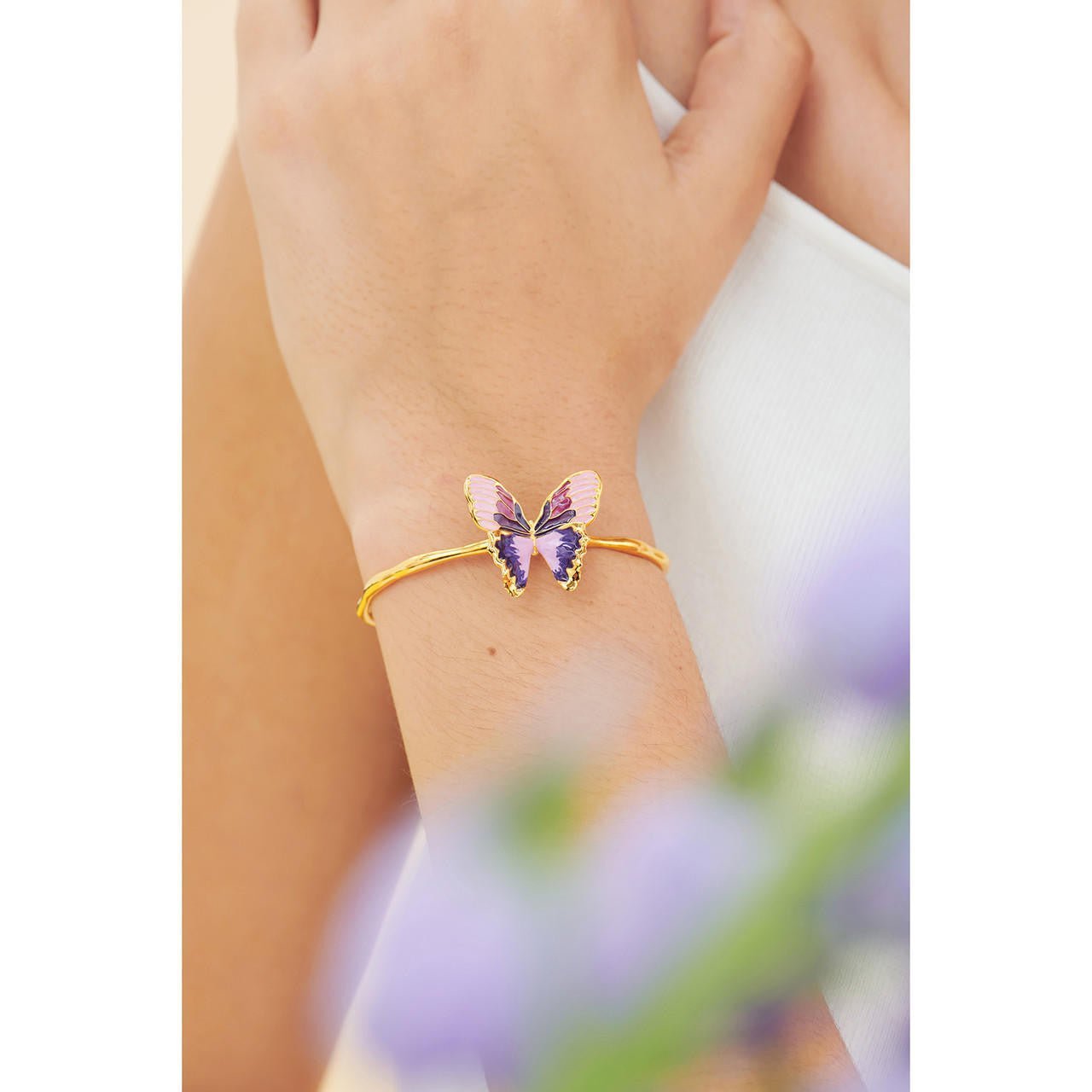 Terinos Butterfly Embossed Bangle S Bracelet | ANHA2081 - Les Nereides