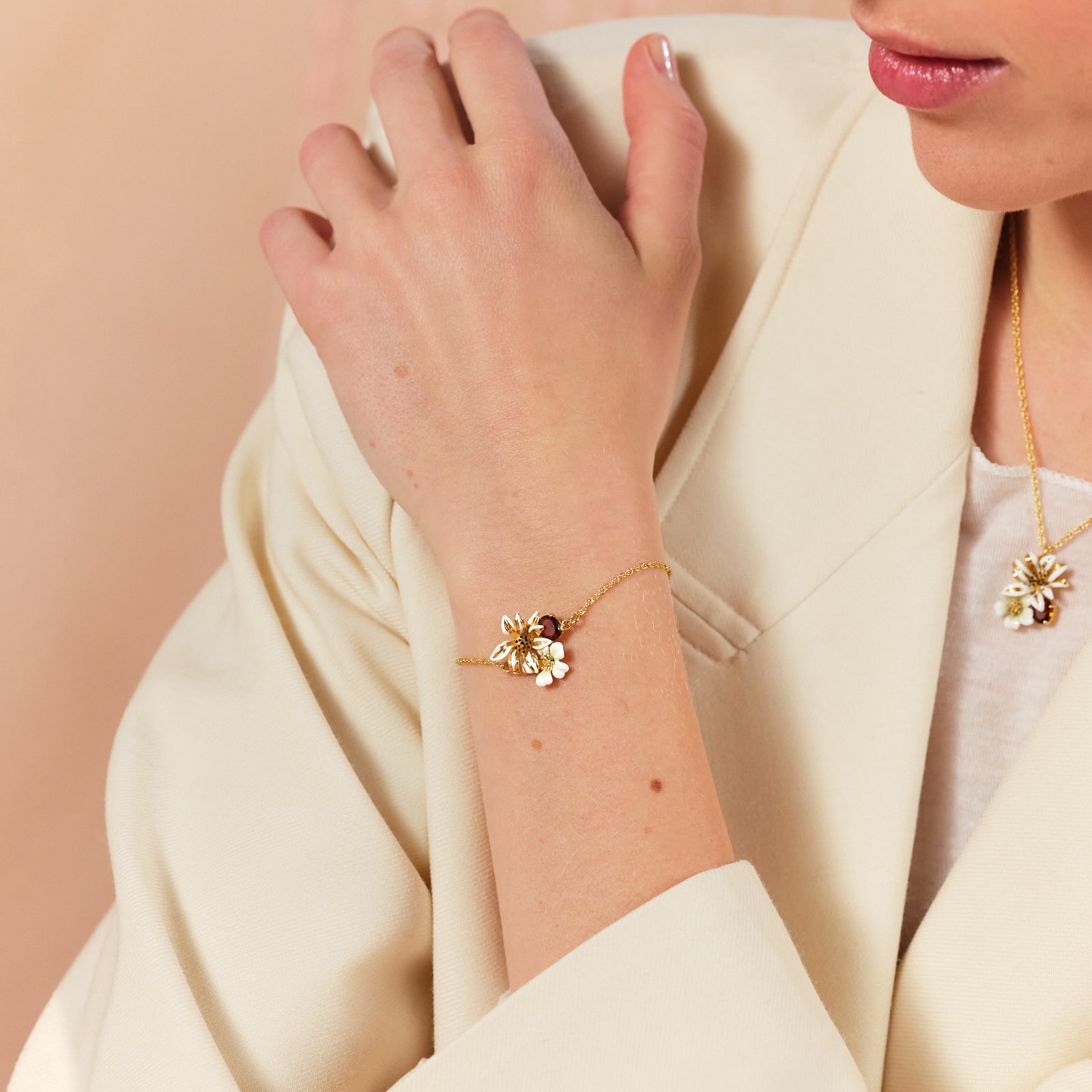 White And Gold Flowers And Round Faceted crystal Stone Fine Bracelet | ASTM2041 - Les Nereides