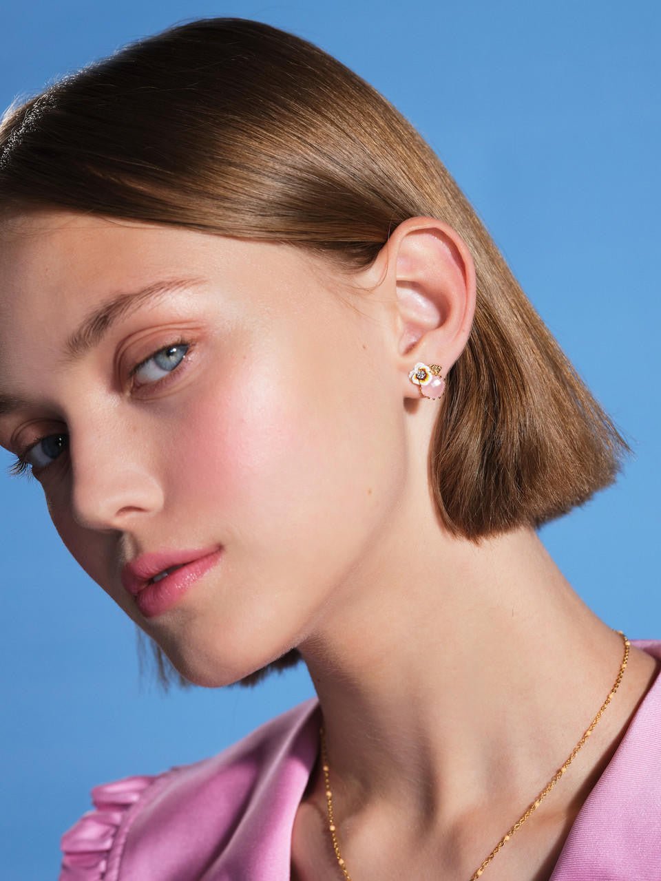 White pansy and crystal earrings | AQLA1011 - Les Nereides