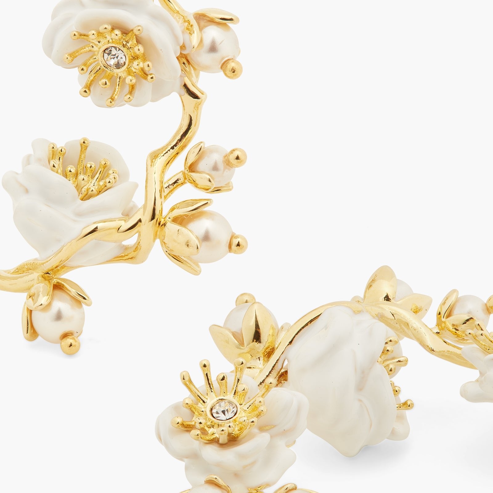 White Rose Branch And Pearls Hoop Earrings | ASET1051 - Les Nereides