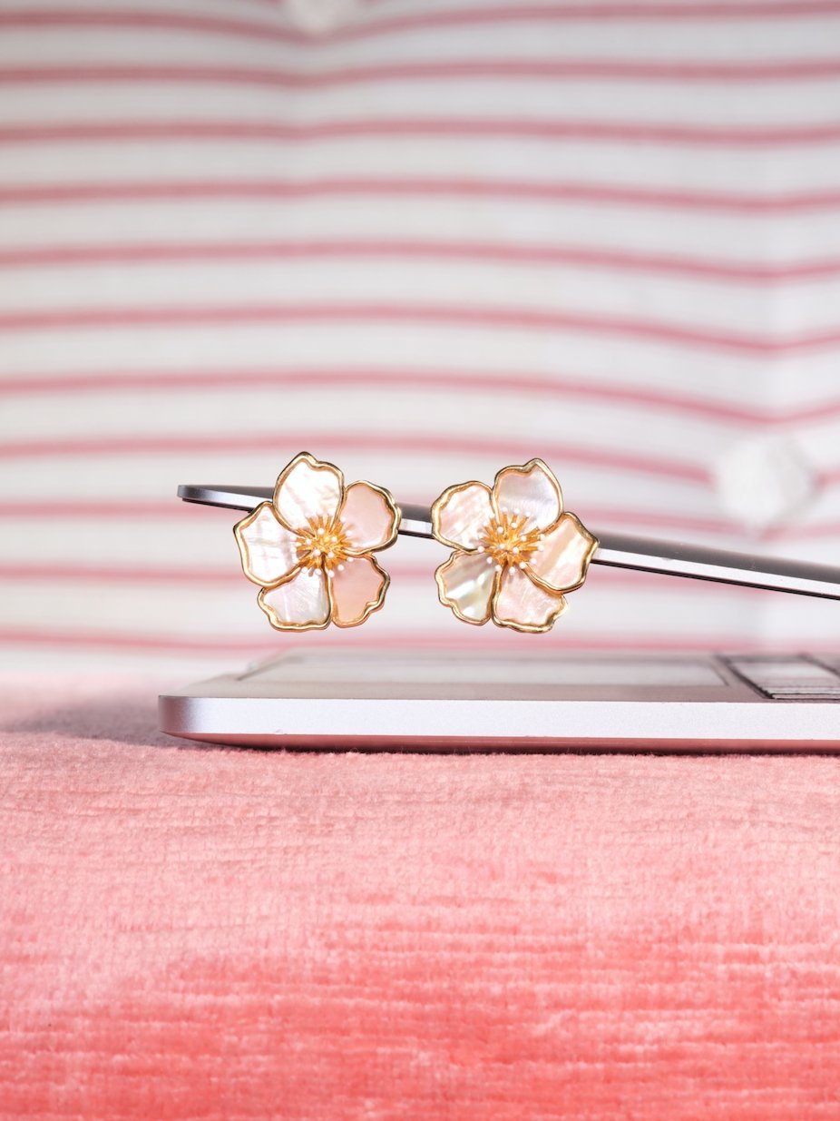 Wild rose mother of pearl earrings | ASEN1121 - Les Nereides